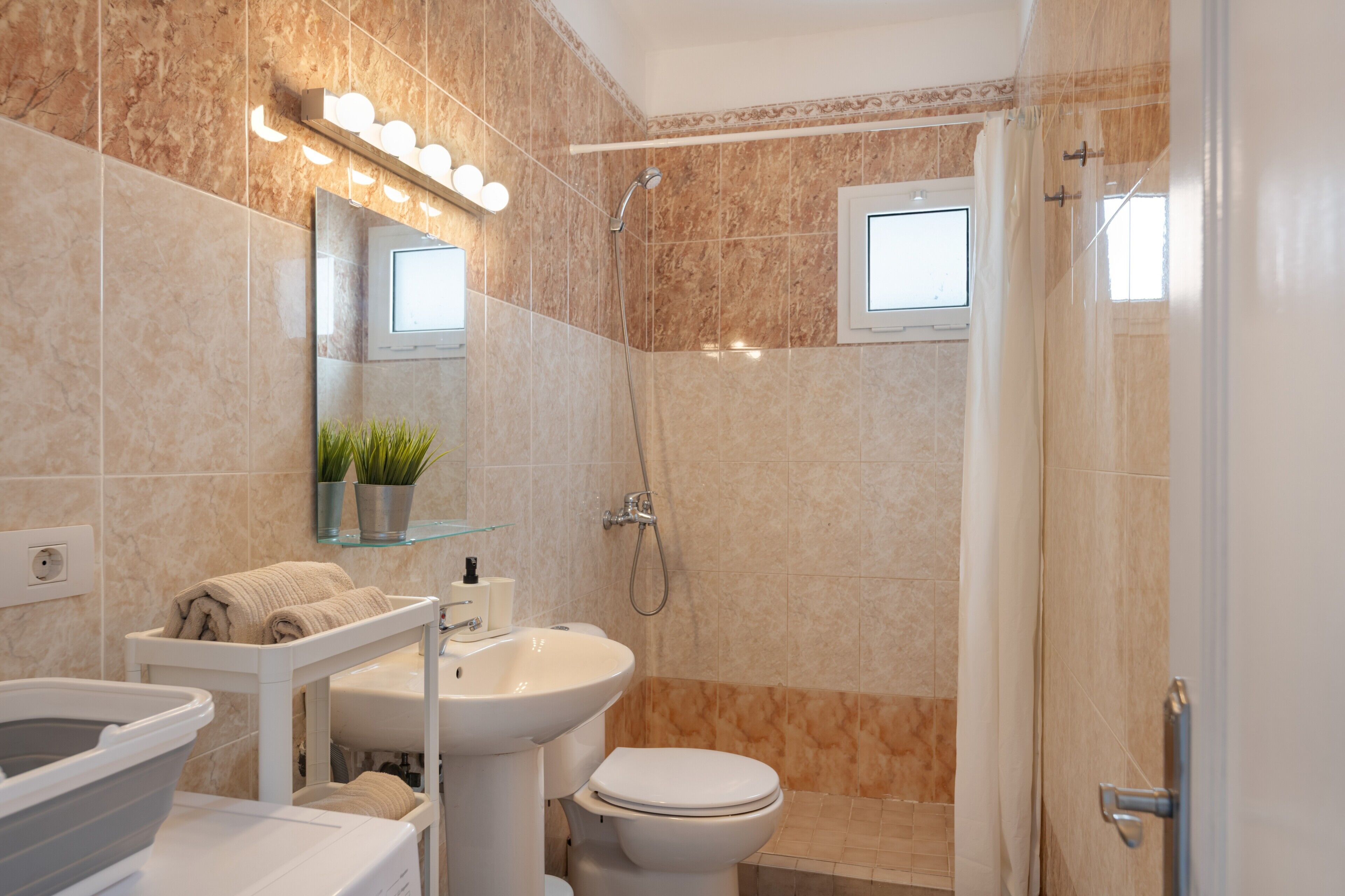 Ducha, secador de pelo y toallas