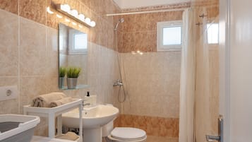 Douche, sèche-cheveux, serviettes fournies