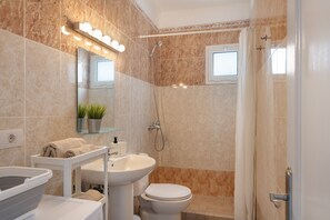 Chuveiro, secador de cabelo, toalhas de banho 