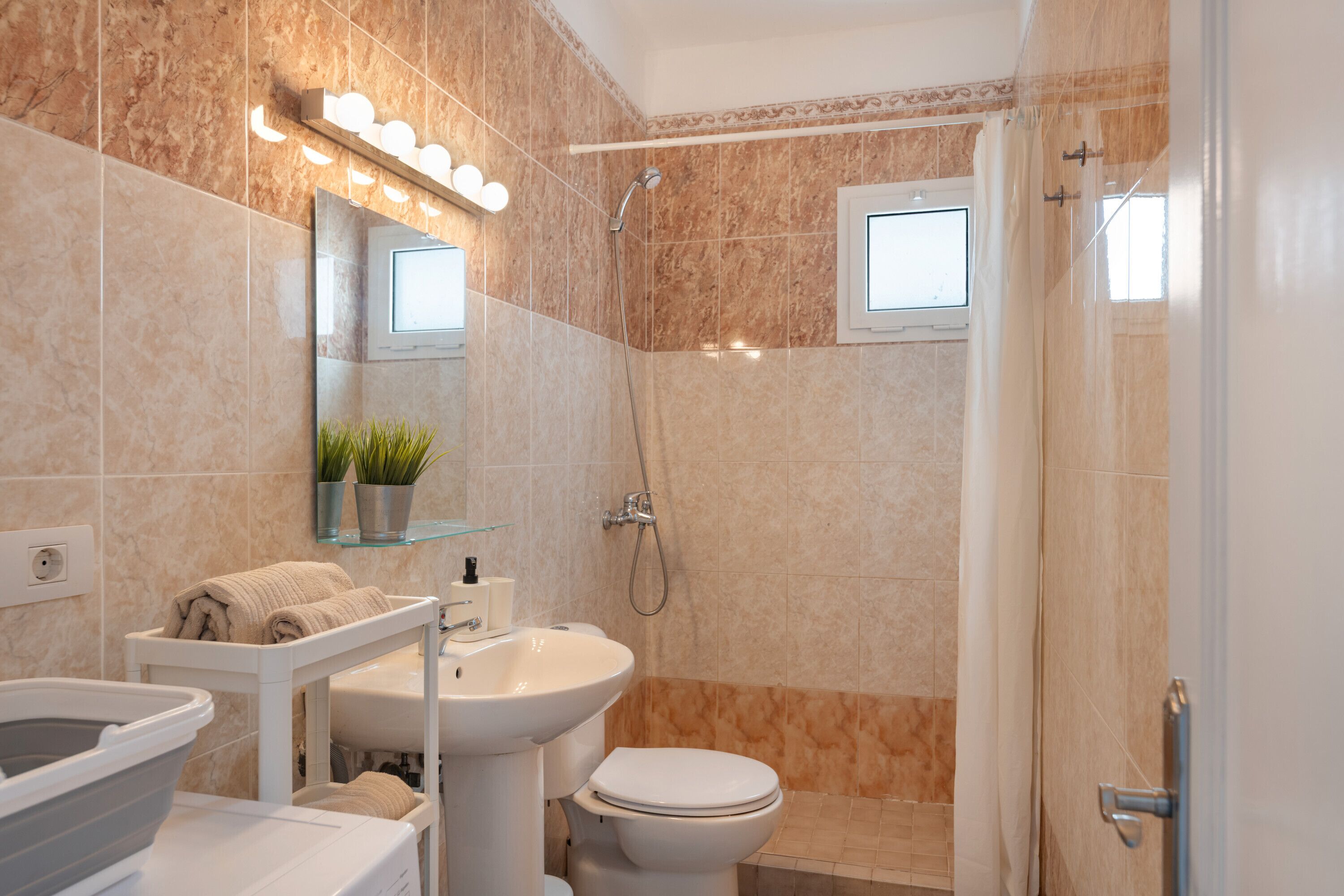 Een douche, een haardroger, handdoeken