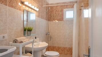 Een douche, een haardroger, handdoeken