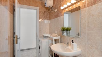 Een douche, een haardroger, handdoeken