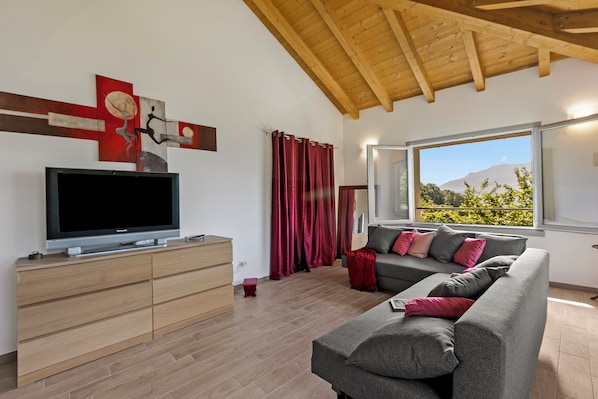 Apartamento estándar, 1 habitación, junto a la montaña (Viola Apartment) | Zona de estar | Televisión de pantalla plana de 21 pulgadas con canales por cable