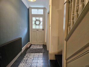Interior - 4 bedroom Traditional Victorian home with parking. (Greater London)