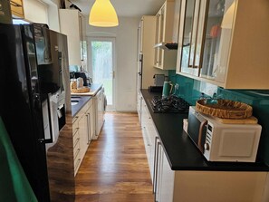 Fridge, microwave, oven, stovetop - 4 bedroom Traditional Victorian home with parking. (Greater London)