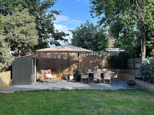 Outdoor dining - 4 bedroom Traditional Victorian home with parking. (Greater London)