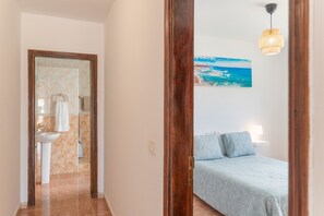 2 slaapkamers, een strijkplank/strijkijzer, wifi, beddengoed