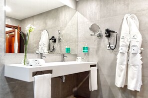 Secador de pelo, toallas, jabón, shampoo