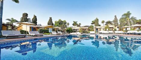 สระว่ายน้ำกลางแจ้ง