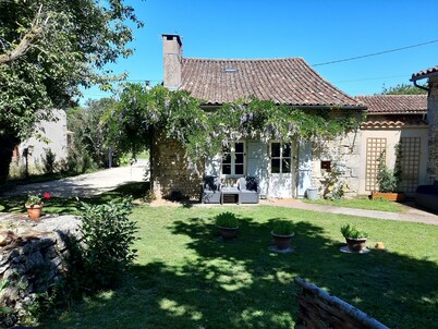 Charming cottage with all the comforts of home in Les Adjots