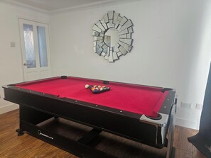 Game room - Cozy Retreat in Bridgend With 3 Bedrooms (Bridgend)