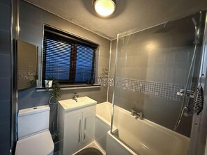 Shower, towels - Cozy Retreat in Bridgend With 3 Bedrooms (Bridgend)