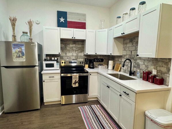 Réfrigérateur, micro-ondes, four, plaque de cuisson