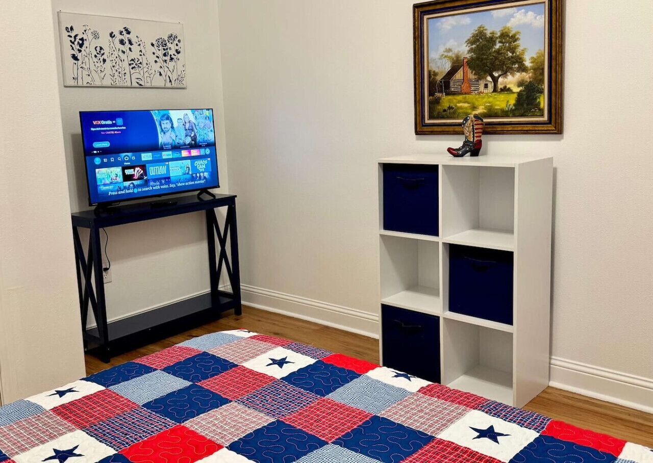 2 bedrooms, desk, iron/ironing board, WiFi