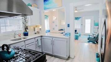 Een koelkast, een magnetron, een oven, een kookplaat