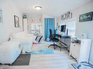 2 dormitorios, escritorio, tabla de planchar con plancha y wifi