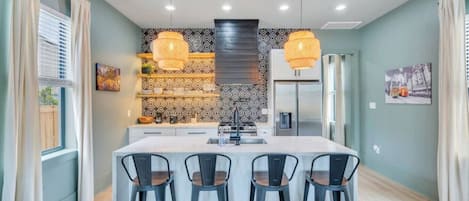 Køleskab, mikrobølgeovn, ovn, kogeplade