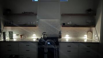 Réfrigérateur, micro-ondes, four, plaque de cuisson