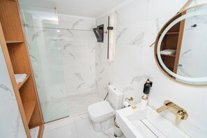 Comfort Suite, Housekeeping, Resort View | Bathroom | Shower, hair dryer, towels, soap - Royal Club Detroit Bed and Breakfast (Hjar Ennhal)