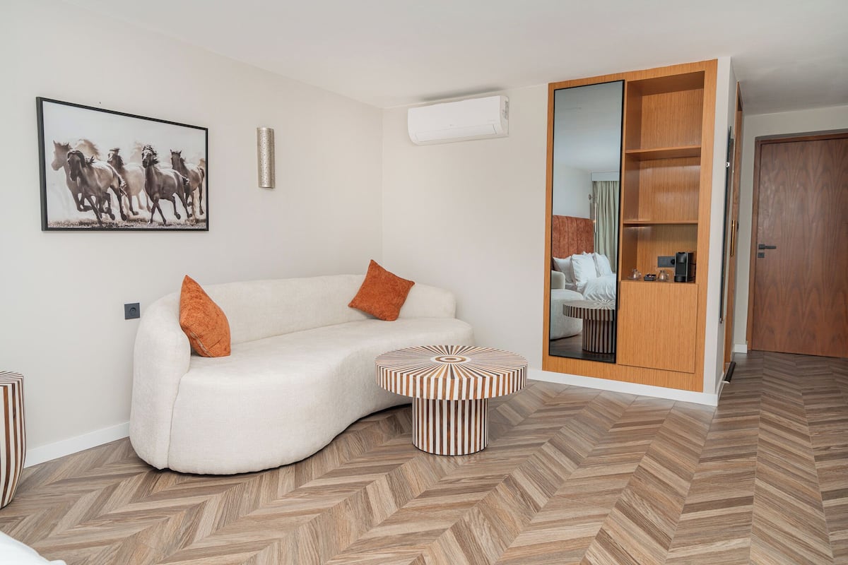 Phòng Suite tiện nghi đơn giản, dịch vụ dọn phòng, quang cảnh resort | Truy cập Internet không dây miễn phí