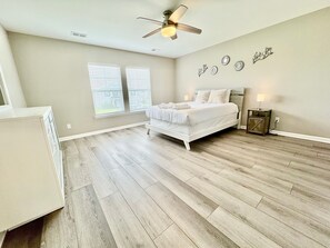 5 slaapkamers, een strijkplank/strijkijzer, wifi, beddengoed