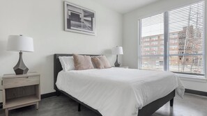 1 slaapkamer, een bureau, een strijkplank/strijkijzer, wifi