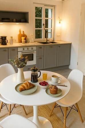 Four à micro-ondes, un four, surface de cuisson, lave-vaisselle