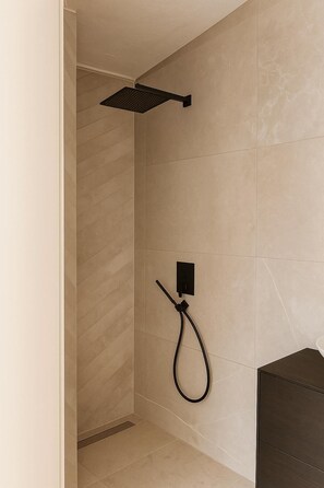 Douche, sèche-cheveux, serviettes fournies, savon