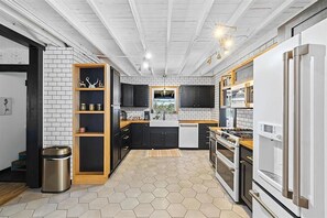 Micro-ondes, four, plaque de cuisson, lave-vaisselle