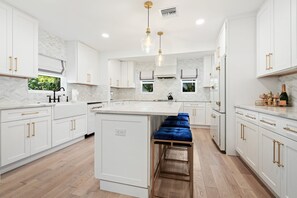 Mikrovågsugn, ugn, spishäll och diskmaskin