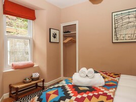3 habitaciones, decoración personalizada y muebles diferentes 