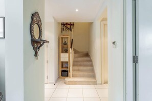 Interior - StayShort - Vibrant Villa in Springs 11 Sleeps 6 with Balcony! (Emirates Hills)