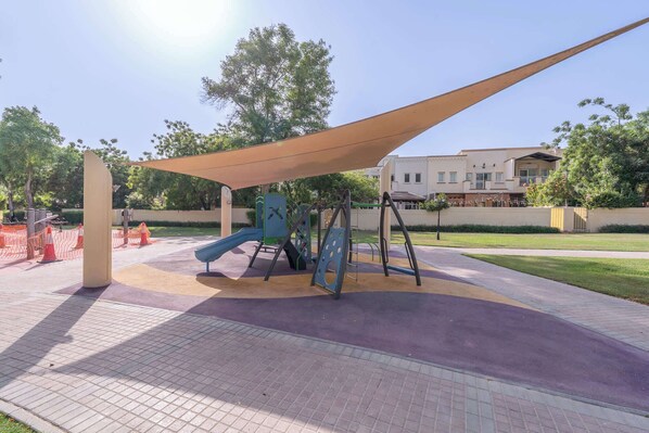 Children's area - StayShort - Vibrant Villa in Springs 11 Sleeps 6 with Balcony! (Emirates Hills)