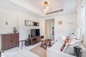 TV, offices - StayShort - Vibrant Villa in Springs 11 Sleeps 6 with Balcony! (Emirates Hills)