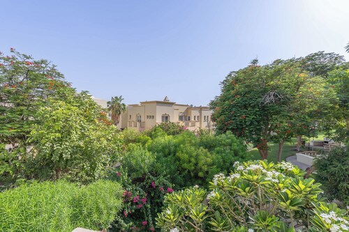 Free housekeeping visits during your stay - StayShort - Vibrant Villa in Springs 11 Sleeps 6 with Balcony!