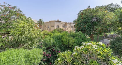 Free housekeeping visits during your stay - StayShort - Vibrant Villa in Springs 11 Sleeps 6 with Balcony!