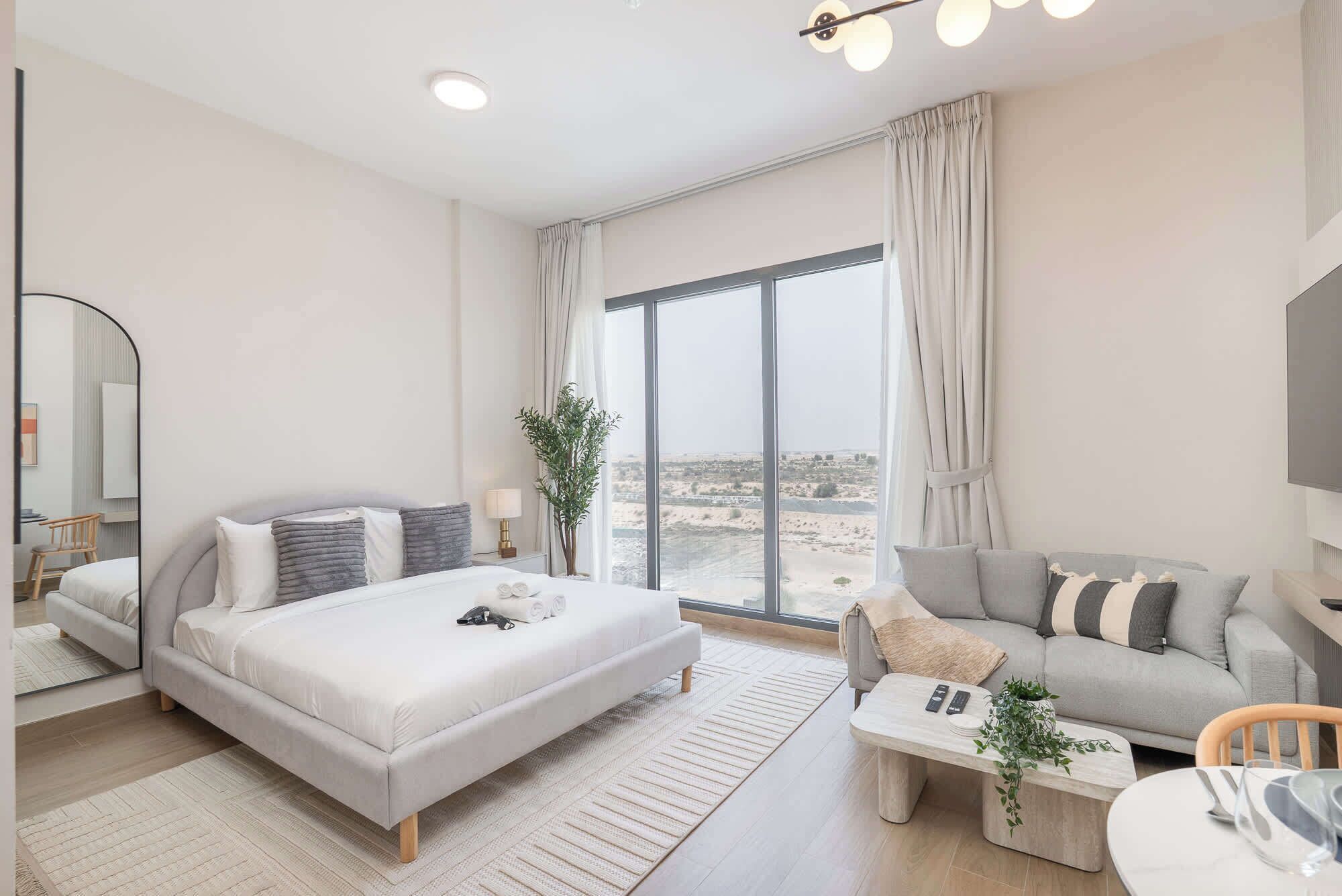 Escritorio, tabla de planchar con plancha, wifi y ropa de cama