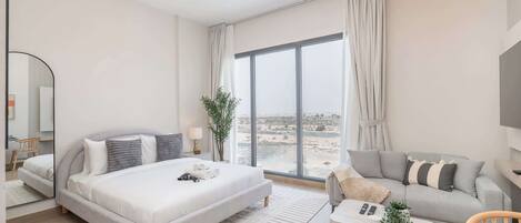 Escritorio, tabla de planchar con plancha, wifi y ropa de cama