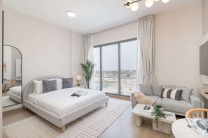 Desk, iron/ironing board, WiFi, bed sheets - Free housekeeping visits during your stay - StayShort - Cozy & Spacious Studio in Town Square Sleeps 2 (Town Square)