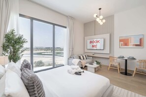 Desk, iron/ironing board, WiFi, bed sheets - Free housekeeping visits during your stay - StayShort - Cozy & Spacious Studio in Town Square Sleeps 2 (Town Square)