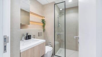 Regadera, secadora de cabello, toallas, jabón