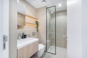 Dusj, hårføner, håndklær og såpe