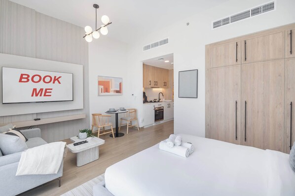 Desk, iron/ironing board, WiFi, bed sheets - StayShort - Town Square Spacious Studio sleeps 2! (Town Square)