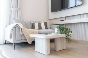 TV - StayShort - Town Square Spacious Studio sleeps 2! (Town Square)