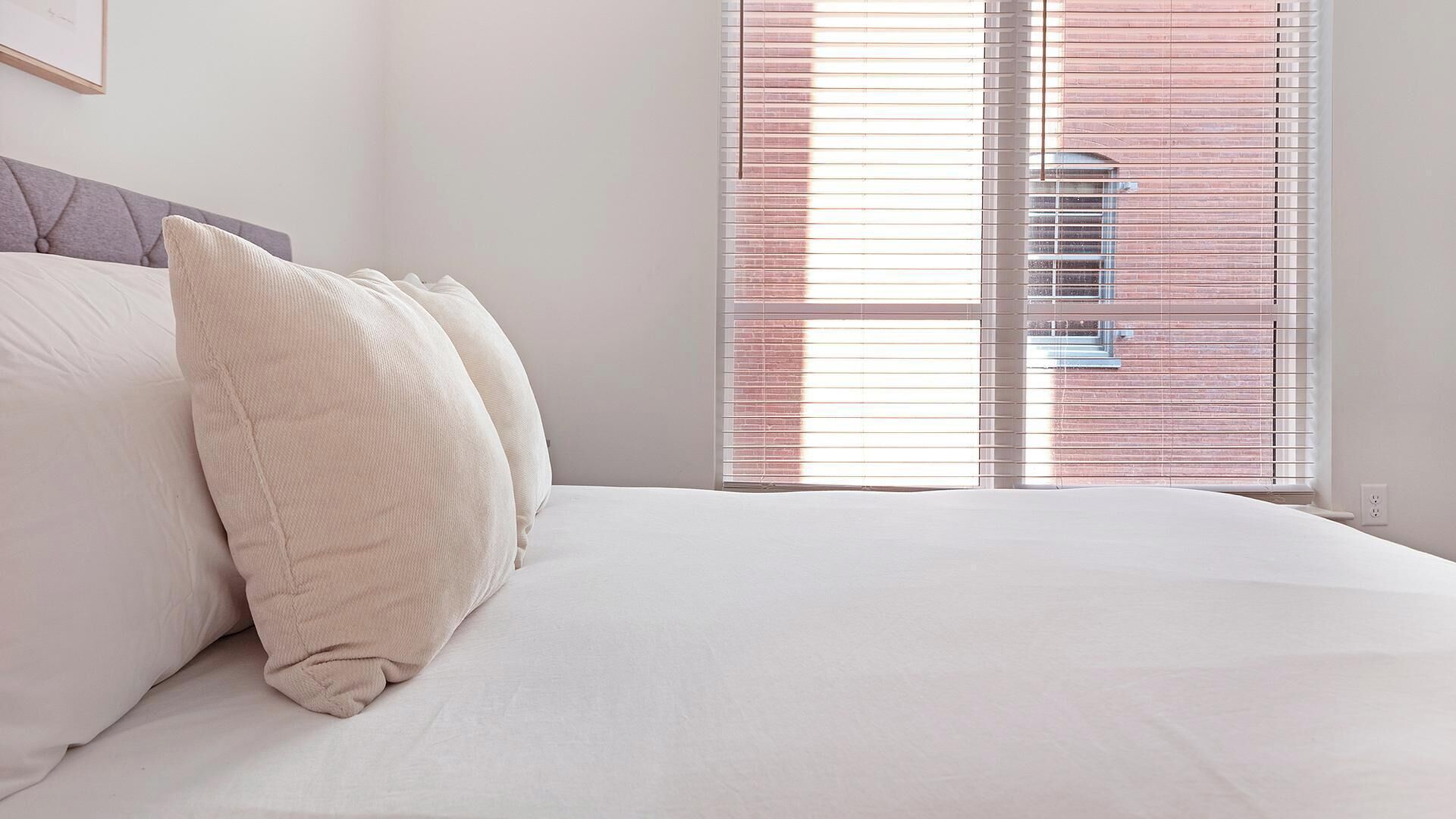 2 habitaciones, escritorio, tabla de planchar con plancha y internet 