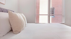 2 bedrooms, desk, iron/ironing board, WiFi