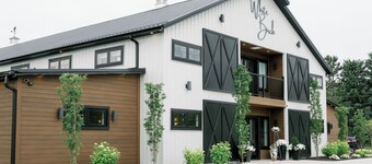 Clarklake Family & Wedding Retreat, Sleeps 8, close to White Birch Wedding Barn