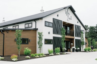 Clarklake Family & Wedding Retreat, Sleeps 8, close to White Birch Wedding Barn