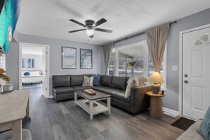 Älytelevisio, takka, kirjoja, stereot