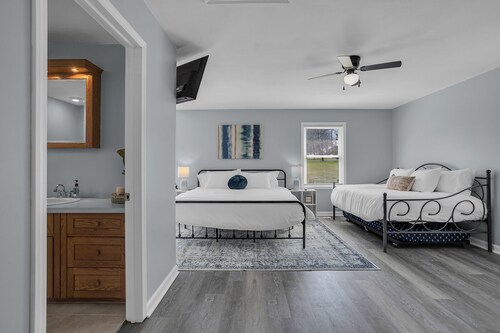 Clarklake Family & Wedding Retreat, Sleeps 8, close to White Birch Wedding Barn